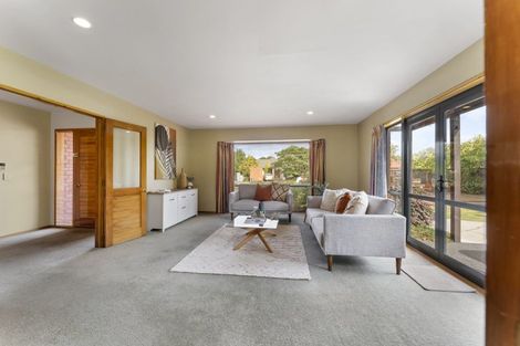 Photo of property in 27 Thornwood Place, Redwood, Christchurch, 8051