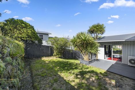 Photo of property in 9 Salford Street, Newlands, Wellington, 6037