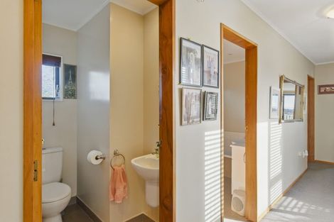 Photo of property in 47 Kakariki Grove, Waikanae, 5036