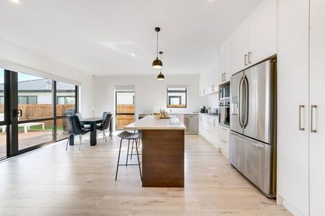 Photo of property in 102 Twin Parks Rise, Papakura, 2110