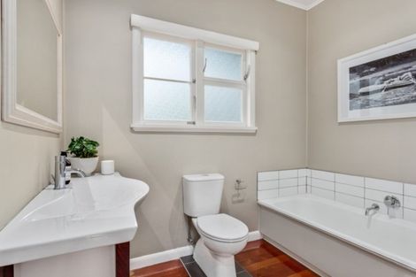 Photo of property in 15 Eversleigh Road, Belmont, Auckland, 0622