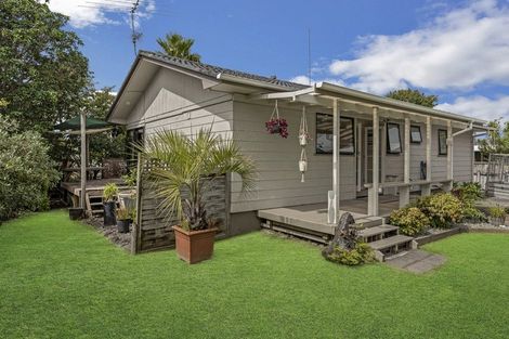 Photo of property in 18 Denver Avenue, Sunnyvale, Auckland, 0612