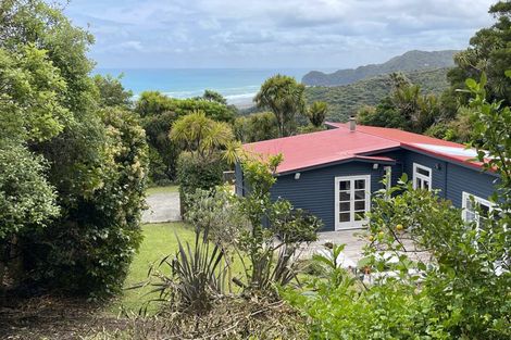 Photo of property in 30 Piha Road, Piha, New Lynn, 0772