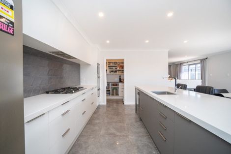 Photo of property in 5 Mediterranean Grove, Fitzherbert, Palmerston North, 4410