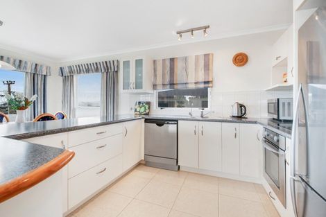 Photo of property in 14c Stanmore Bay Road, Stanmore Bay, Whangaparaoa, 0932