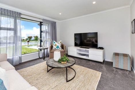 Photo of property in 32 Waitemata Drive, One Tree Point, 0118