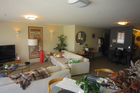 Photo of property in 72 Oriental Parade, Oriental Bay, Wellington, 6011