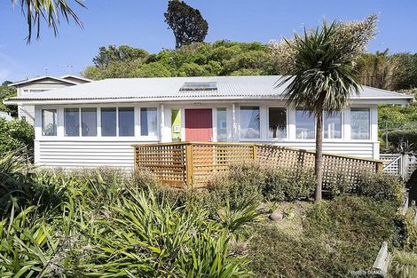 Photo of property in 124 Queens Drive, Lyall Bay, Wellington, 6022