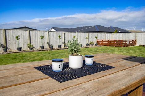 Photo of property in 4 Mediterranean Grove, Fitzherbert, Palmerston North, 4410