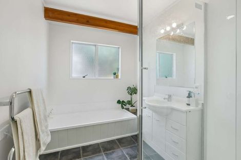 Photo of property in 8a Holiday Road, Stanmore Bay, Whangaparaoa, 0932
