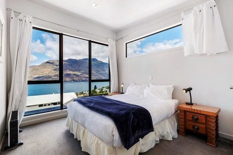 Photo of property in 72 Wynyard Crescent, Fernhill, Queenstown, 9300