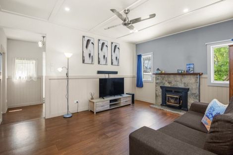 Photo of property in 3 Karaka Road, Kawakawa Bay, Papakura, 2585