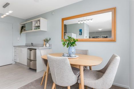 Photo of property in 2/418 Queens Drive, Lyall Bay, Wellington, 6022