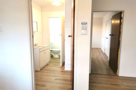 Photo of property in 21 Rosewarne Crescent, Glendene, Auckland, 0602