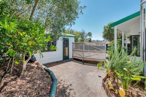 Photo of property in 2/3 Aorangi Place, Birkenhead, Auckland, 0626