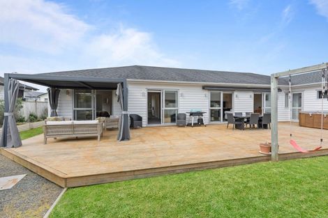 Photo of property in 16 Walter Ruddock Avenue, Kumeu, 0810