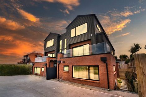 Photo of property in 2/5 Marsh Avenue, Forrest Hill, Auckland, 0620