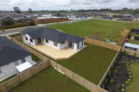 Photo of property in 12 Gilbransen Road, Kumeu, 0810