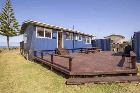 Photo of property in 143 Blue Pacific Parade, Riversdale Beach, Masterton, 5872