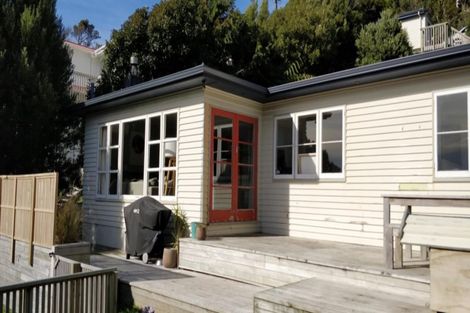 Photo of property in 33 Huntingdon Street, Northland, Wellington, 6012