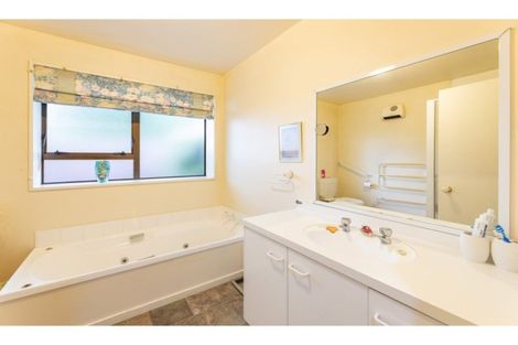 Photo of property in 2/215 Memorial Avenue, Burnside, Christchurch, 8053