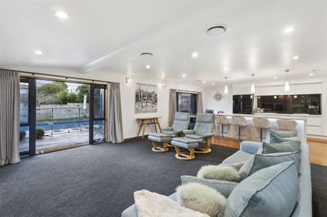 Photo of property in 18 Ravenwood Drive, Forrest Hill, Auckland, 0620