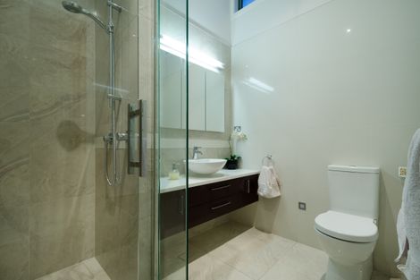 Photo of property in 5a Bernleigh Terrace, West Harbour, Auckland, 0618