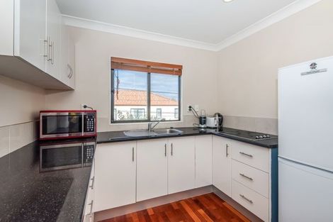 Photo of property in 2/49 College Road, Northcote, Auckland, 0627
