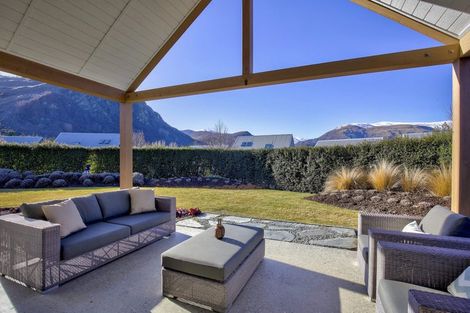 Photo of property in 2 Taramea Lane, Arrowtown, 9371