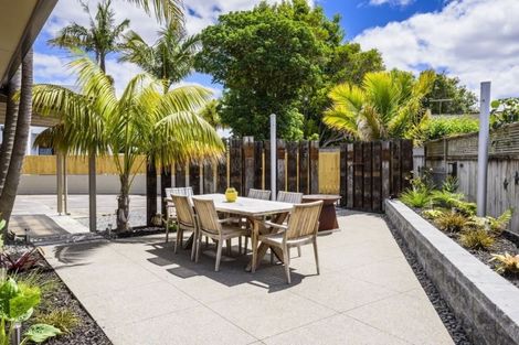 Photo of property in 30 Walton Street, Red Beach, 0932