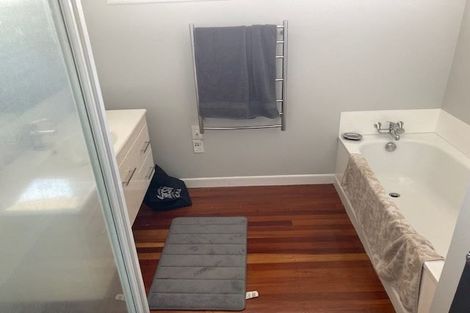 Photo of property in 38 Glenmore Road, Sunnyhills, Auckland, 2010