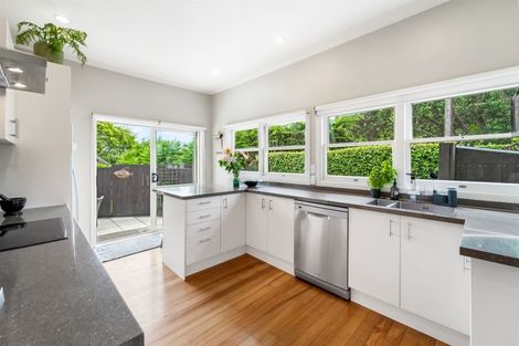 Photo of property in 2/118 East Coast Road, Forrest Hill, Auckland, 0620