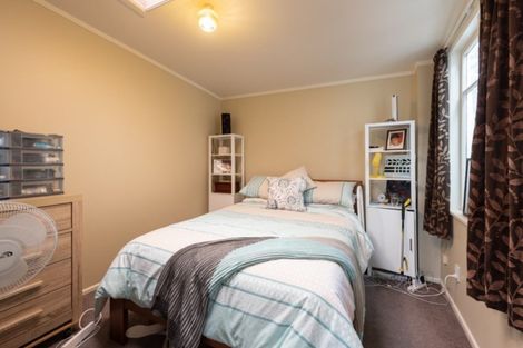 Photo of property in 16 Glendavar Street, Berhampore, Wellington, 6023