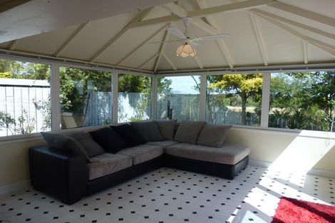 Photo of property in 27 Springdale Grove, Fitzherbert, Palmerston North, 4410