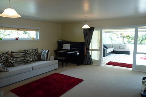 Photo of property in 27 Springdale Grove, Fitzherbert, Palmerston North, 4410