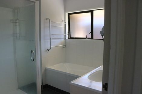 Photo of property in 112 Hutchinsons Road, Bucklands Beach, Auckland, 2014