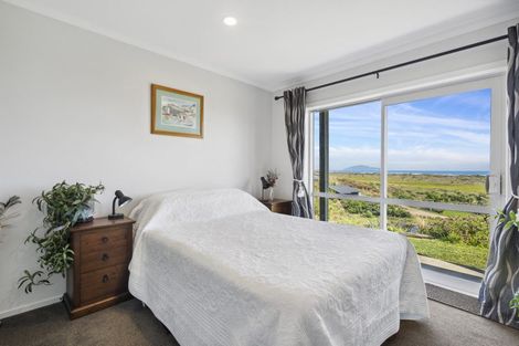 Photo of property in 17 Uxbridge Terrace, Waikawa Beach, Levin, 5573