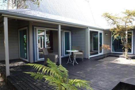 Photo of property in 27 Springdale Grove, Fitzherbert, Palmerston North, 4410