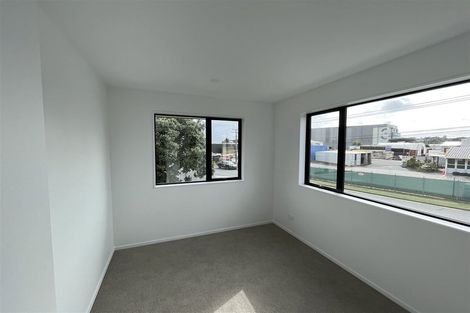 Photo of property in 1 Eileen Newey Place, Henderson, Auckland, 0612
