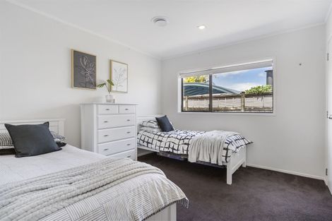 Photo of property in 70 Golfland Drive, Golflands, Auckland, 2013