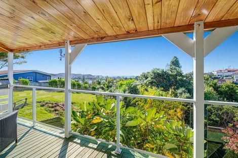 Photo of property in 13 Moffat Road, Red Beach, 0932