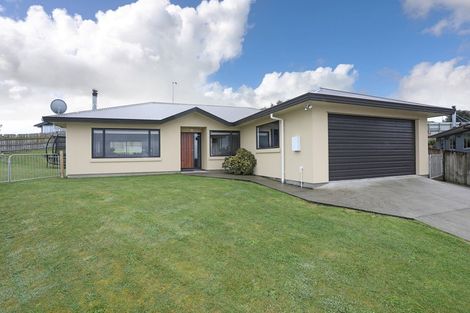 Photo of property in 4 Logan Grove, Feilding, 4702