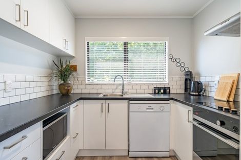 Photo of property in 2 Oaklands Grove, Clouston Park, Upper Hutt, 5018