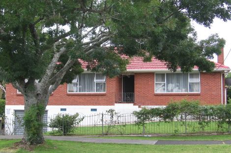 Photo of property in 16 Buscomb Avenue, Henderson, Auckland, 0610