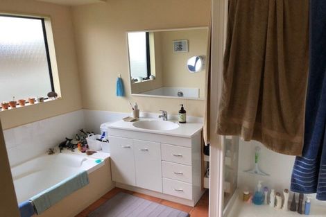 Photo of property in 64 Ruapehu Drive, Fitzherbert, Palmerston North, 4410