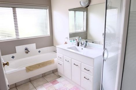 Photo of property in 13 Fearnley Grove, Albany, Auckland, 0632