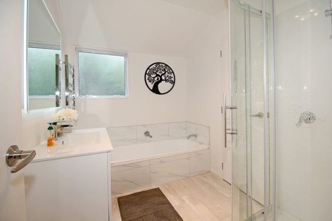 Photo of property in 2 Harbour Lights Close, West Harbour, Auckland, 0618