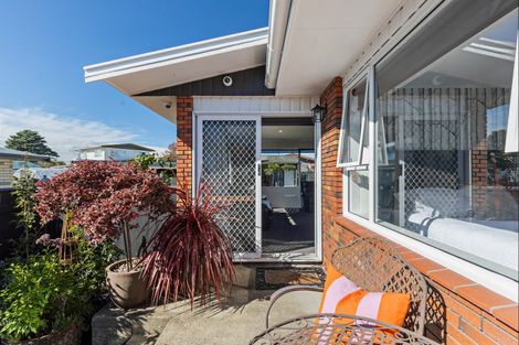 Photo of property in 16 Lockhart Avenue, Milson, Palmerston North, 4414