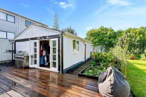Photo of property in 15 Kingdale Road, Henderson, Auckland, 0610