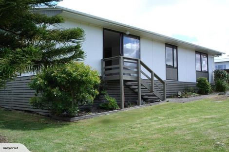 Photo of property in 1/4 Hanson Place, West Harbour, Auckland, 0618